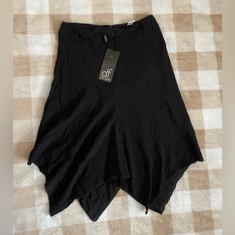 NWT Daisy Fuentes Black Asymmetrical Skirt